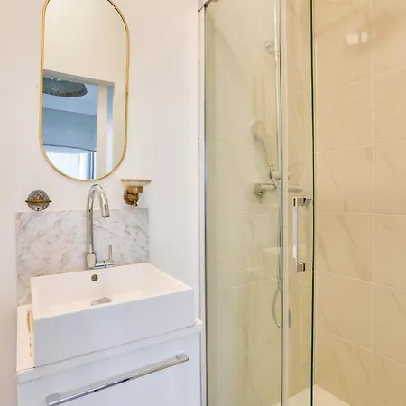 Beautiful 1 Bedroom - 15 District *