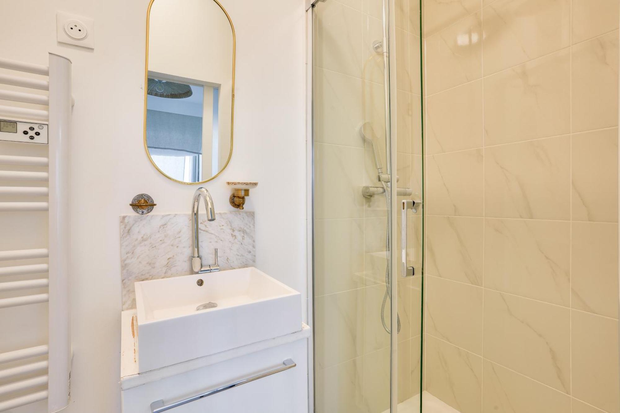 Beautiful 1 Bedroom - 15 District *